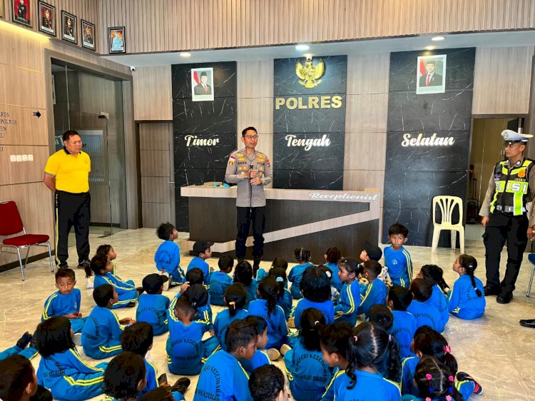 SAMBUT KUNJUNGAN ANAK-ANAK TK NEGERI KESETNANA, KAPOLRES DAN SAT LANTAS POLRES TTS TANAMKAN DISIPLIN LALU LINTAS SEJAK DINI
