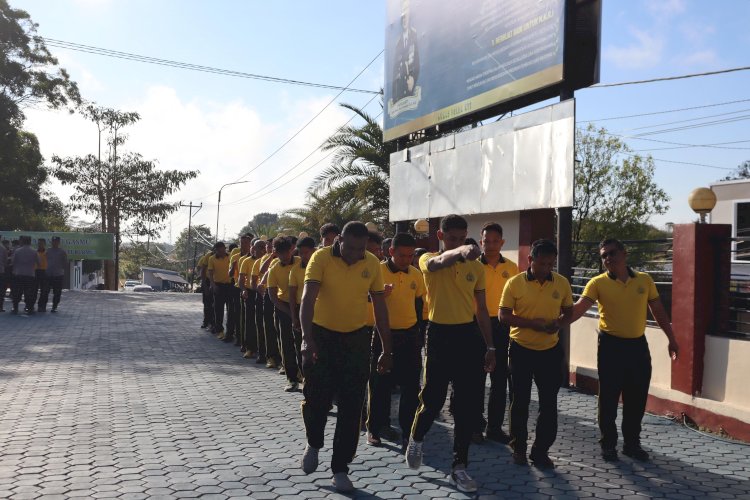 Jaga Kebugaran dan Kebersihan Lingkungan, Personel Polres TTS Gelar Olahraga Bersama dan Kurve Lingkungan Polres TTS.