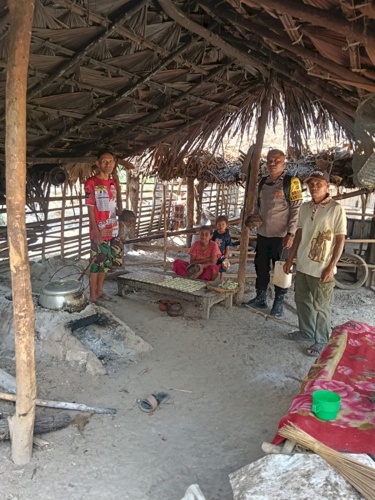 Bhabinkamtibmas Polsek Batu Putih Dorong Warga Tinggalkan Produksi Sopi, Beralih ke Usaha Gula Lempeng