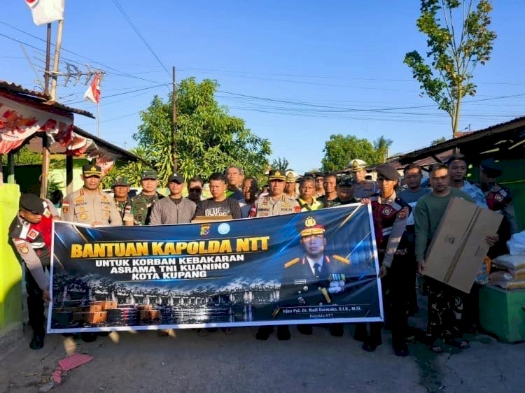Polri Peduli, Kapolda NTT Salurkan Bantuan untuk 9 Keluarga TNI AD Terdampak Kebakaran Asrama Kuanino