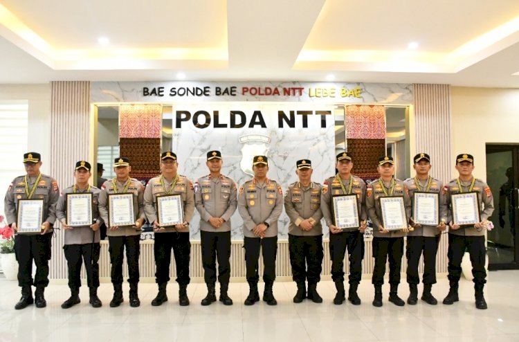 Kalemdiklat Polri Komjen Pol. Rudi Darmoko Berikan Penghargaan kepada Delapan Kapolres Jajaran Polda NTT