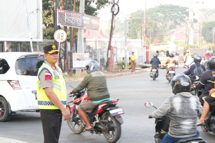 Tak Hanya Memberi Arahan, Kapolda dan Wakapolda NTT Turun Langsung Atur Lalu Lintas di Jam Sibuk Pagi