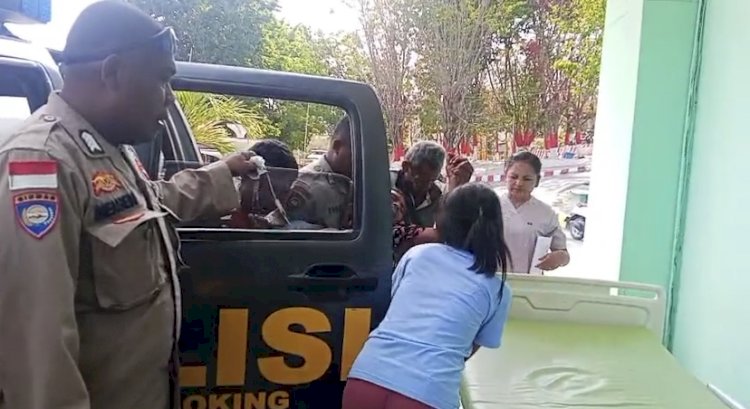 Polisi Bersama Masyarakat, Polsek Boking Bantu Rujuk Pasien ke Rumah Sakit di Malaka