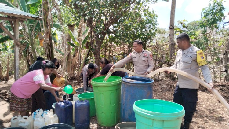 Jumat Berkah, Polres TTS Salurkan Air Bersih untuk Warga Karang Siri yang Kesulitan Air