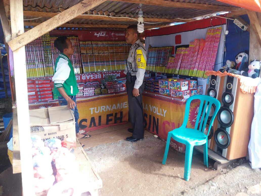 Sambangi Penjual  Petasan, Bhabin Pol Sub Sektor Pasar Inpres Soe  Beri Himbauan Kamtibmas