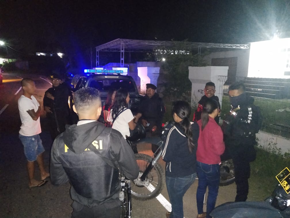 Patroli malam, Sat Sabhara Polres TTS Bubarkan Pemuda-pemudi  Yang  Sementara  Duduk di Pinggir Jalan