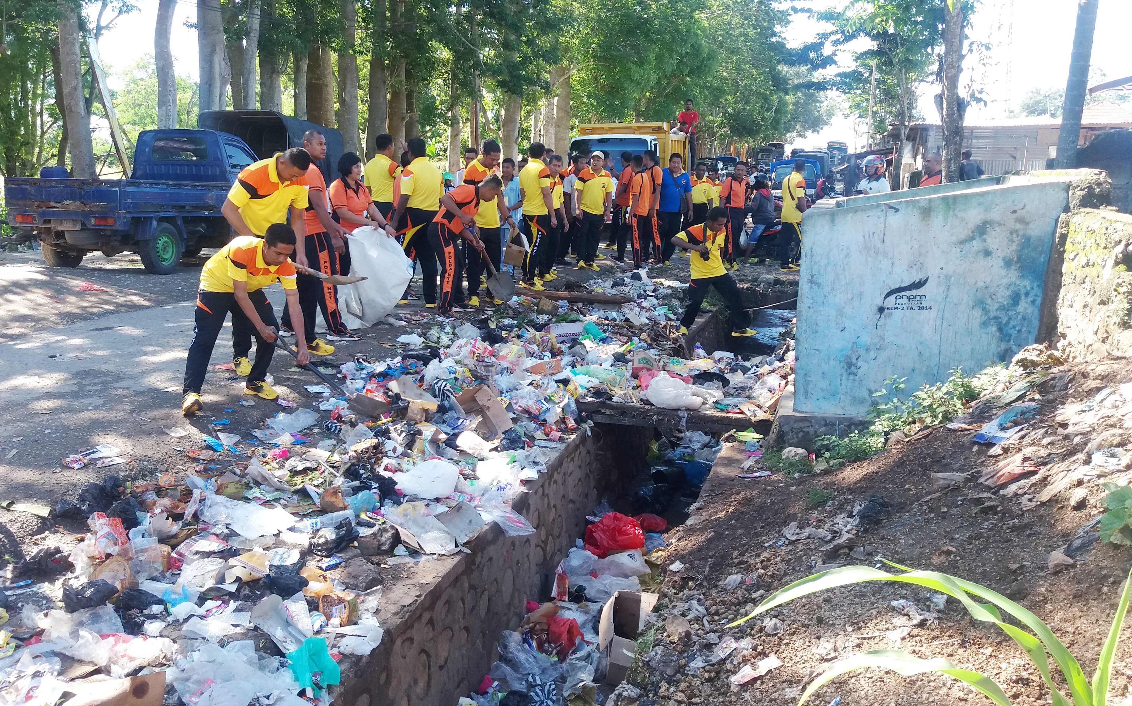 Hari Peduli Sampah Nasional ,Polres TTS Turun Kejalan Bersihkan Sampah