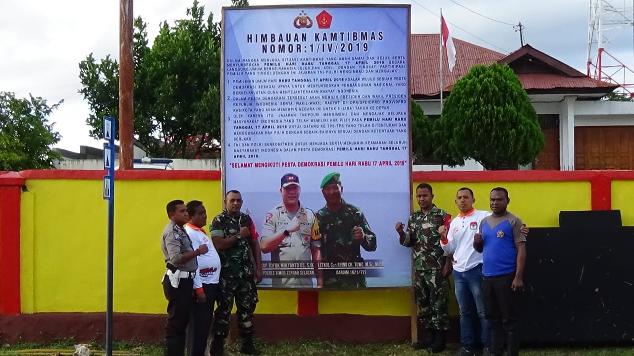 Bersinergi, TNI-Polri Pasang Spanduk Himbauan Kamtibmas