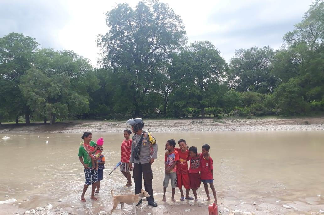 Sambangi Warga di Pesisir Sungai , Bhabinkamtibmas Imbau Agar  Selalu Waspada