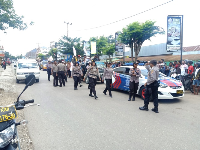 Aksi Damai, Personil Polres TTS Melaksanakan Pengawalan dan Pengamanan