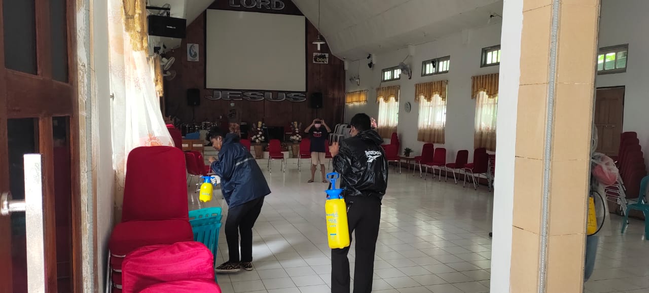 Cegah Corona , Sat Binmas Polres TTS Gandeng Komunitas Bigbos Soe Semprotkan Disinfektan di Tempat Ibadah